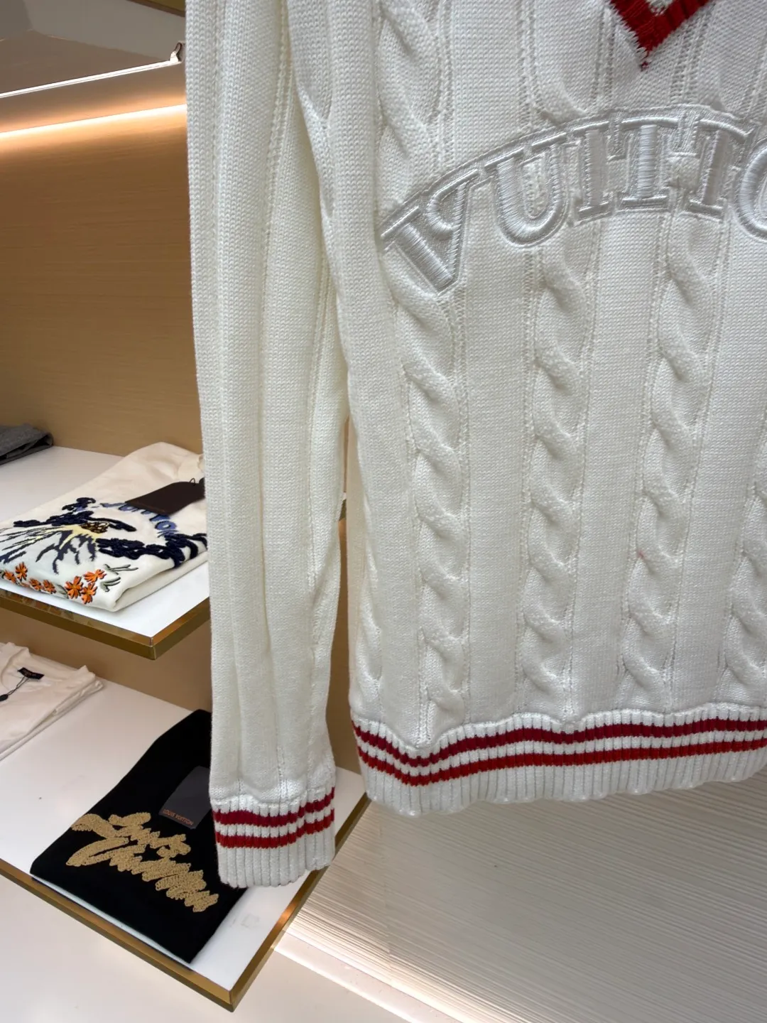 LOUIS VUITTON College-style V-neck sweater ●Original version: Purchased and developed for 17450 ●Item number: 1681148-C15 ●Fabric: wool blended fabric ●Technology: woven embroidery ●Version: Fitted version ●Weight: about 715 grams ●Size: S-M-L ●Description: College-style V-neck sweater White and red stripe design Chest letter embroidery Twist woven texture Pure cotton fabric comfortable and warm V-neck design slimming The red and white stripes are very preppy. The overall wiring is straight and delicate, the fabric is comfortable and soft, and the color is consistent without color difference. It can be matched with the same style to create a fashionable look and control various occasions. Customized accessories, complete with three standards, same style for men and women!